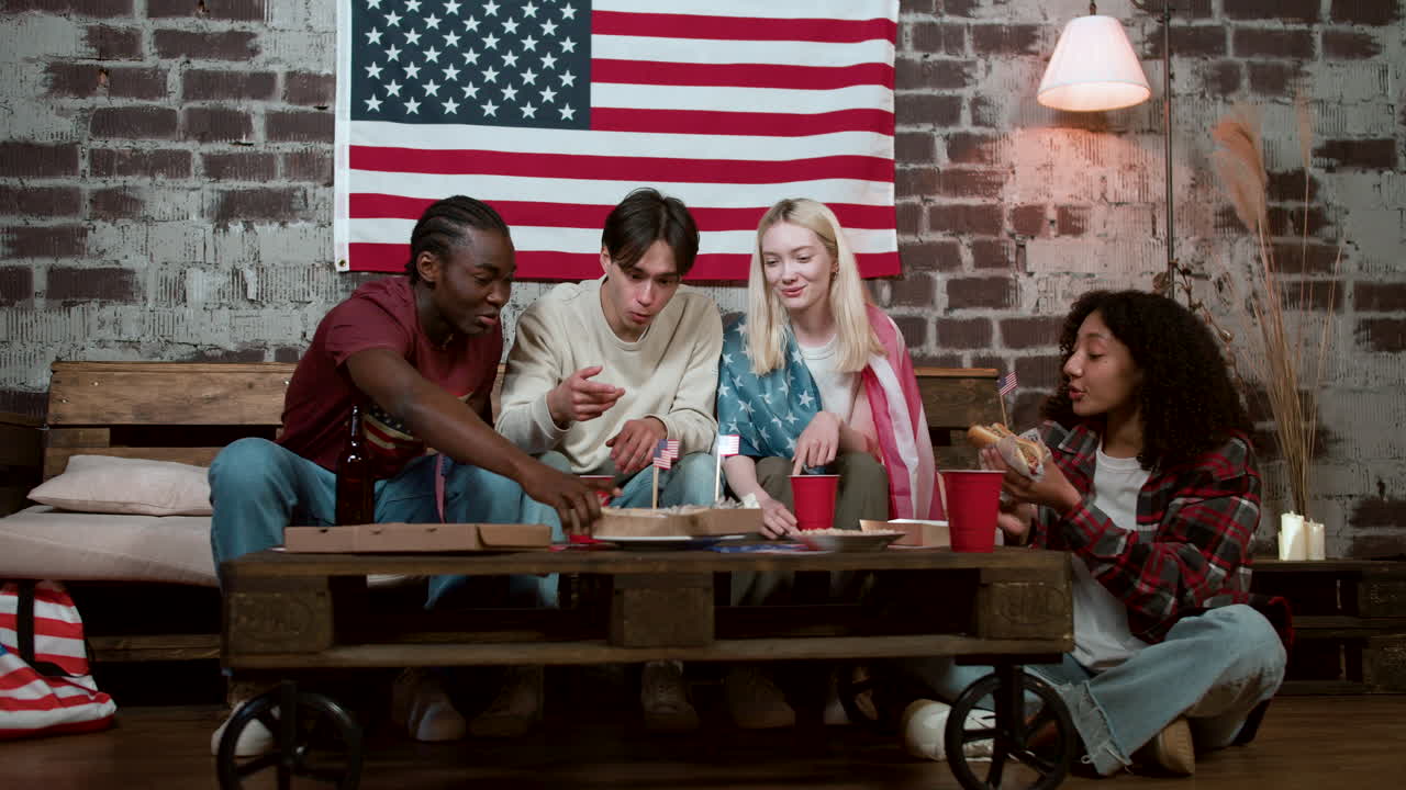 7월 4일을 축하하는 친구들