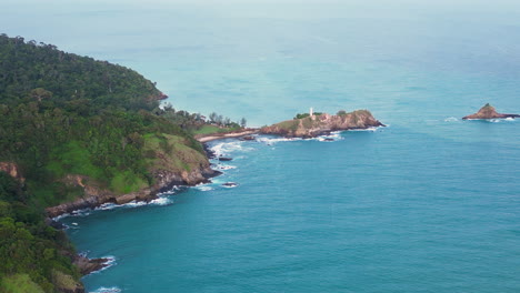 Luftaufnahmen-Der-Meeresküste-Mit-Felsen-Und-Inselchen
