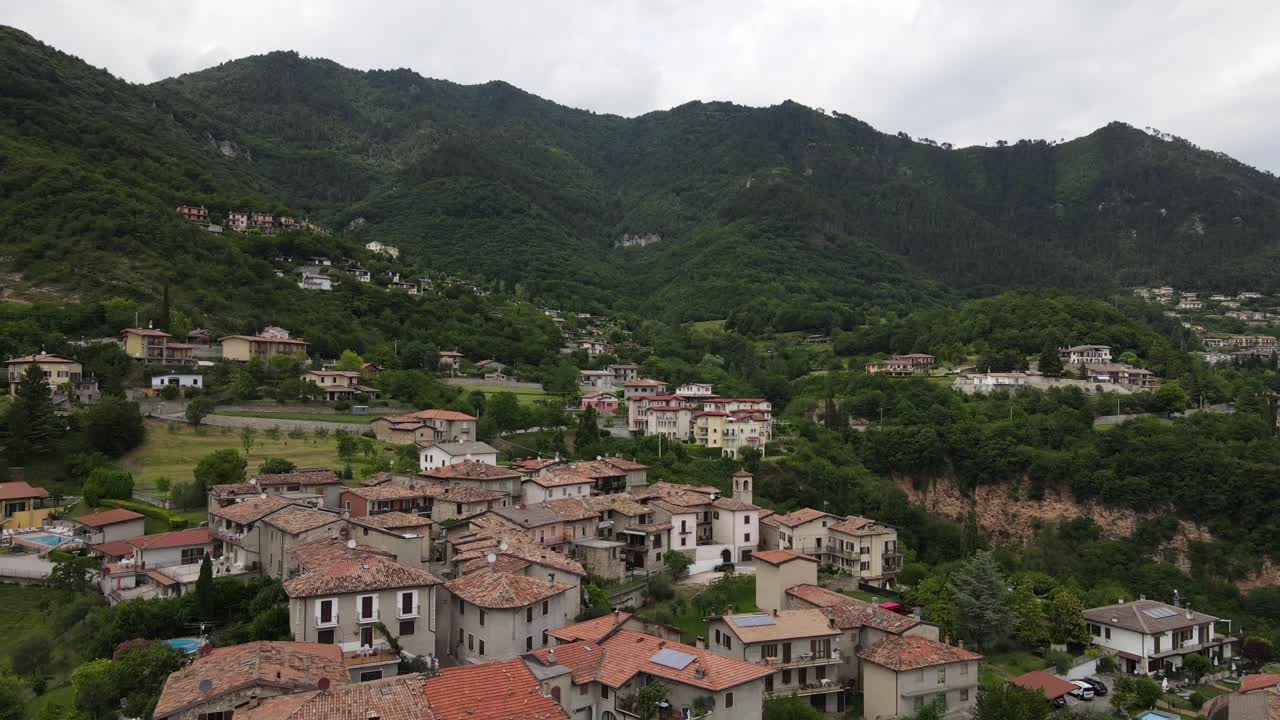 volando sobre un viejo pueblo cerca del lago garda con un avión no tripulado