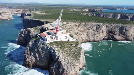 Drone-Da-Vueltas-Alrededor-Del-Famoso-Faro-En-Cabo-Sao-Vicente-Cerca-De-Sagres-En-Portugal,-Clima-Soleado-Perfecto