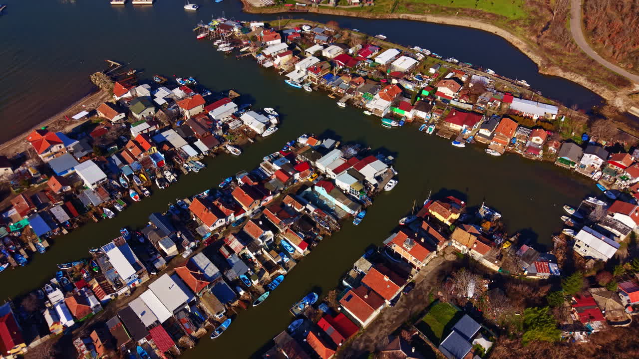 Blick auf ein kleines Städtchen mit Häusern und Booten am Wasser bei Tageslicht