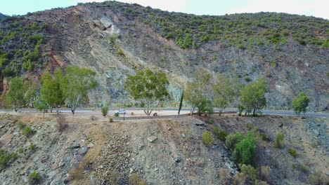 Coche-Aparcado-Al-Lado-De-Una-Carretera-Sinuosa-En-La-Antena-De-Las-Montañas-Sudafricanas