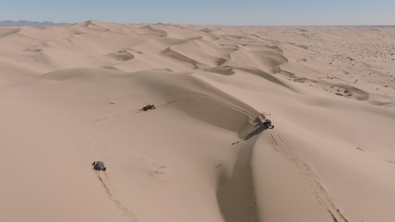 disparo de drones de atv dune buggies conduciendo en dunas de arena en el desierto de california