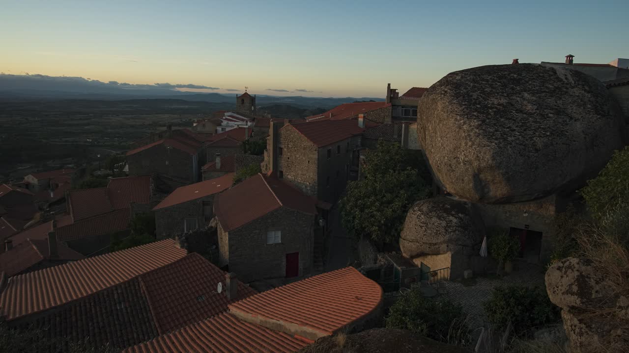 lapso de tiempo de día a noche del pueblo portugués de monsanto al atardecer, portugal