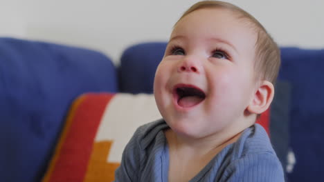 Baby-Spielt-Mit-Regenbogen-Seidenbändern-In-Zeitlupe