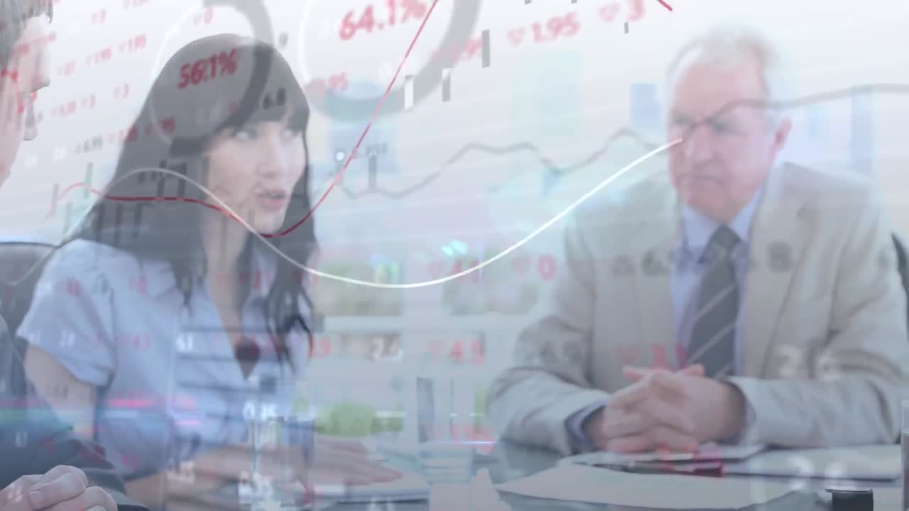 사무실에서 다양한 사업가들에 대한 금융 데이터 처리의 활성화