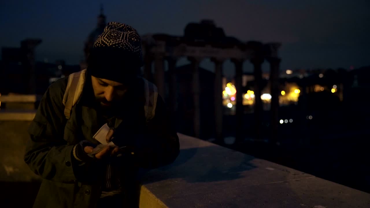 удовлетворенный нищий подсчитывает деньги милостыни в день