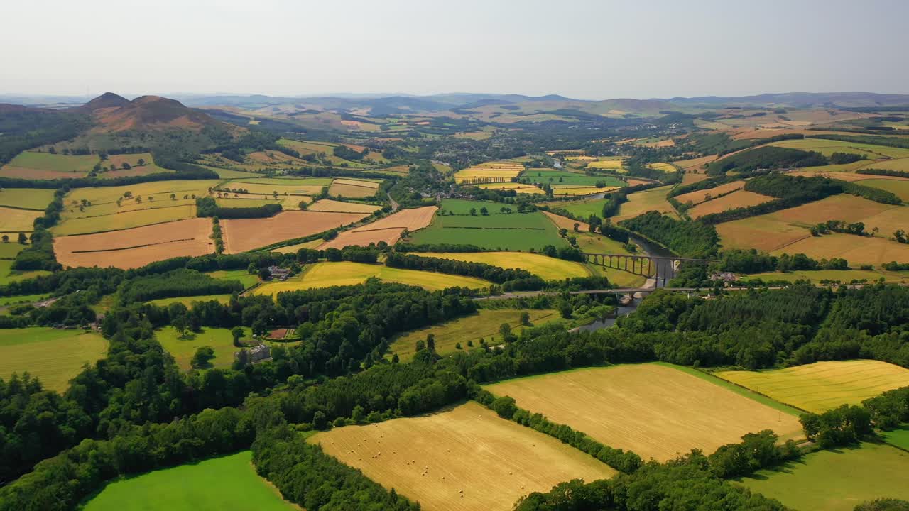 Veduta aerea della campagna scozzese, delle colline di Eildon e del ponte Leaderfoot vicino a Melrose, Borders Scozzesi, Scozia, Regno Unito