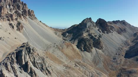 drone volando sobre las montañas, movimiento hacia adelante