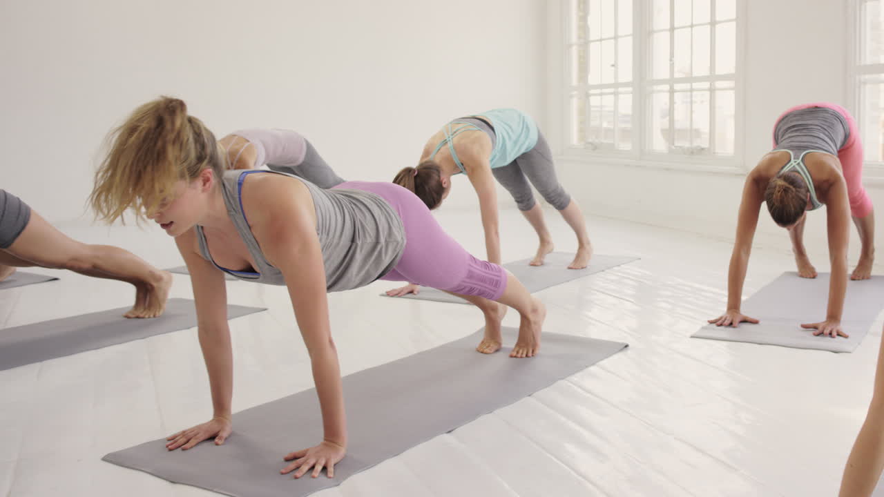 clase de yoga grupo multirracial de mujeres que hacen ejercicio físico estilo de vida saludable