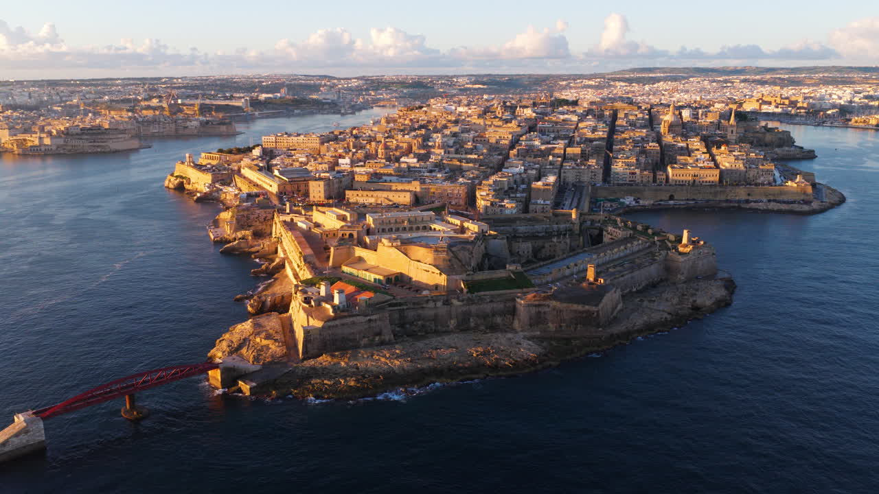 Forte Sant'Elmo sulla punta della penisola di Sciberras a La Valletta, Malta, all'alba. Ripresa aerea con drone.