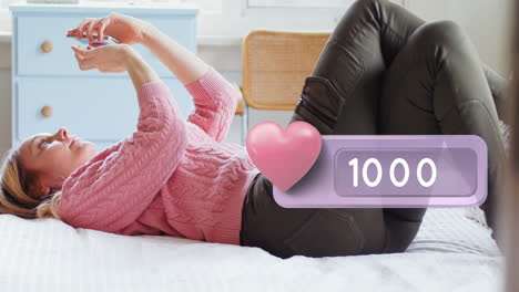 mujer acostada en la cama mientras escribe en su teléfono 4k