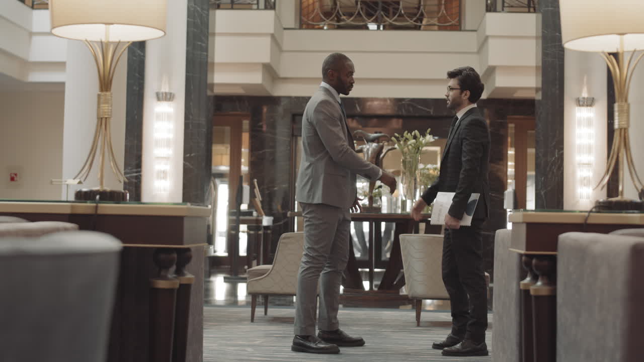 colegas reunidos en el vestíbulo del hotel.