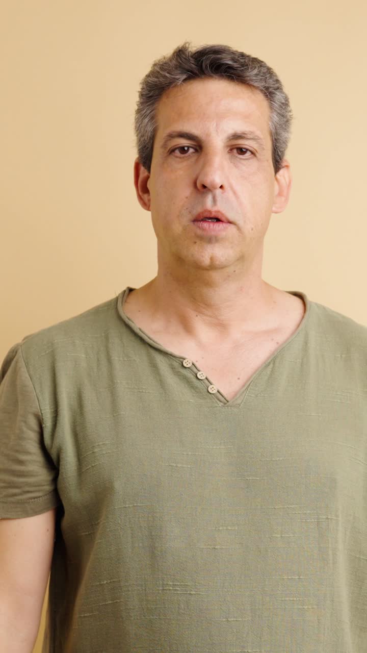 hombre dando pulgares hacia abajo