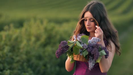 primer plano de una bella mujer sexy con una cesta de lilas