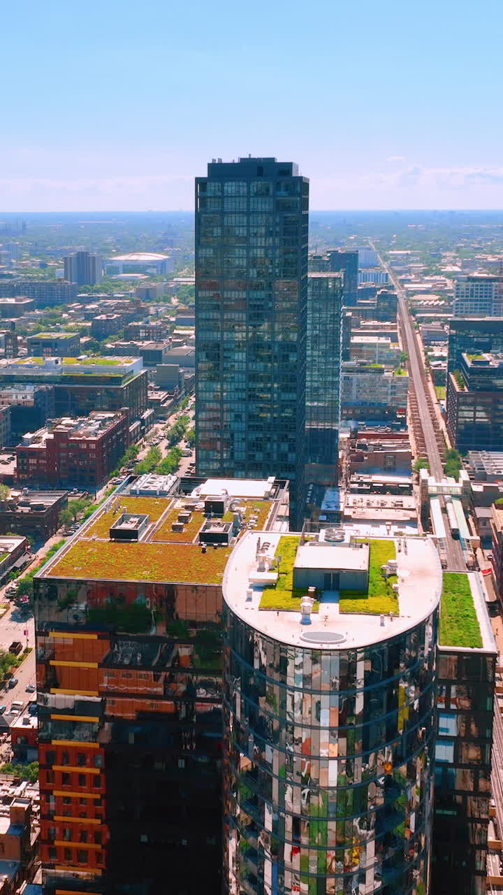 Vista aérea do centro do distrito de West Loop, Chicago, Illinois. Fachadas espelhadas de edifícios altos. Vídeo vertical