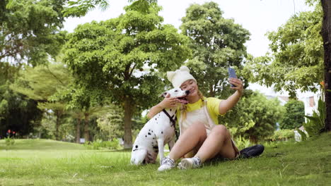 Frau-Macht-Selfies-Mit-Hund