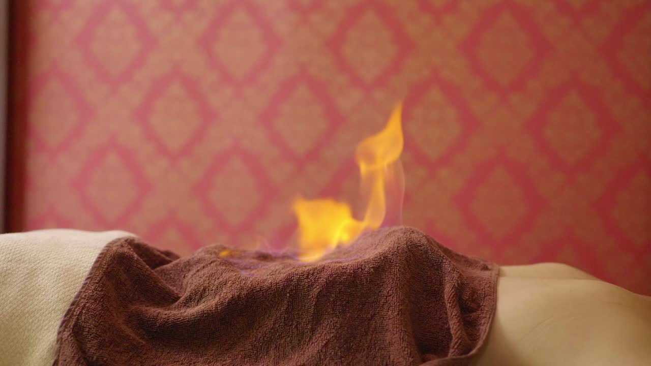 불에 초점을 맞춘 중국 불 마사지 및 치료