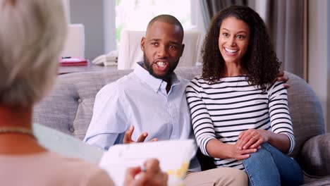 una joven pareja negra feliz en una reunión con un asesor financiero