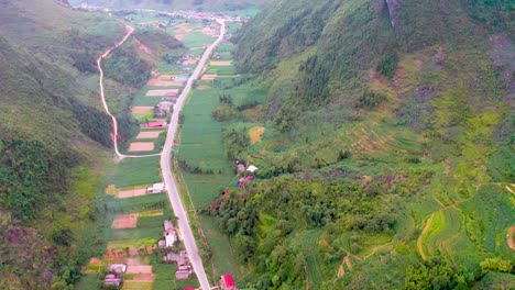 Eine-Straße-Durchschneidet-Ein-üppiges,-Pulsierendes-Tal-Im-Dong-Van-Karst-Plateau-Geopark