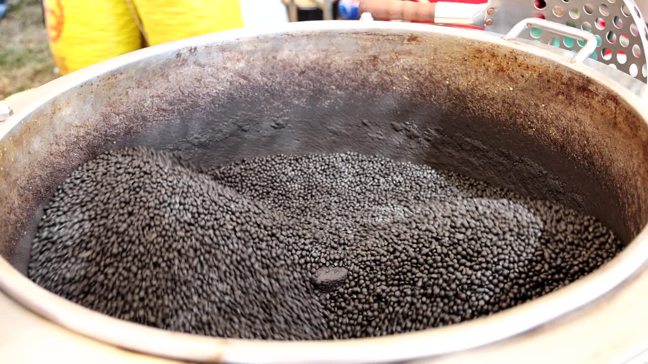 fluido magnético que forma formas dinámicas en movimiento.