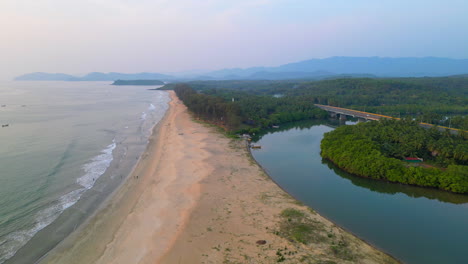 Disparo-De-Drone-Vista-Aérea-ángulo-Superior-Paisaje-Marino-Olas-Galgibaga-Playa-Azul-Turquesa-Agua-Océano-Goa-India