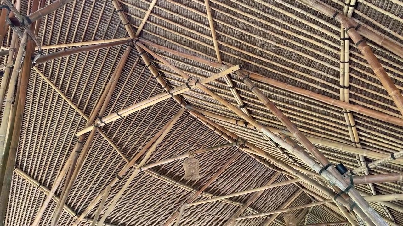 Intricata struttura del tetto in bambù e paglia con design geometrico