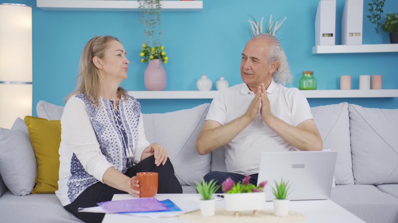 그 서류를 보는 부부는 기 ⁇ 합니다.