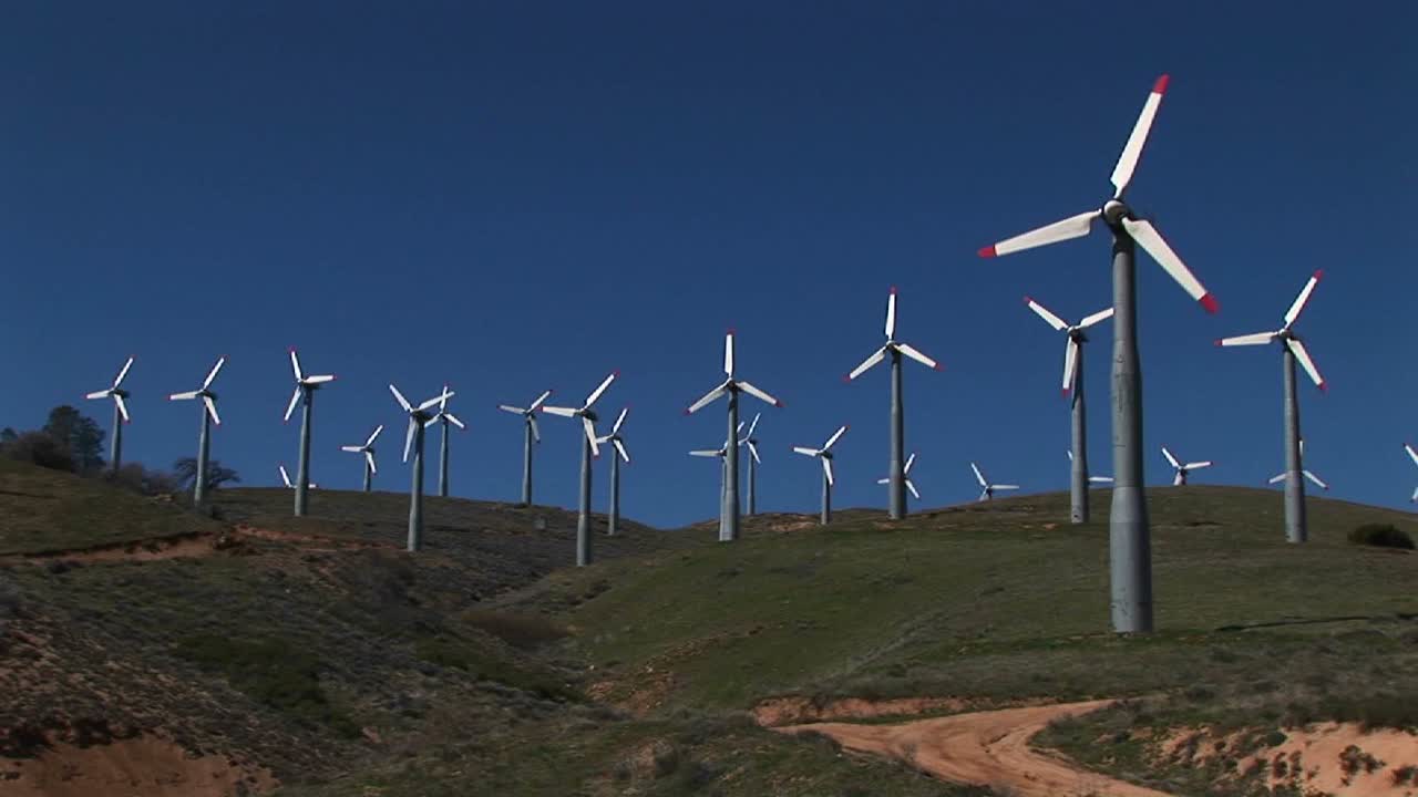 tiro largo de numerosas turbinas eólicas que generan energía en tehachapi california 2