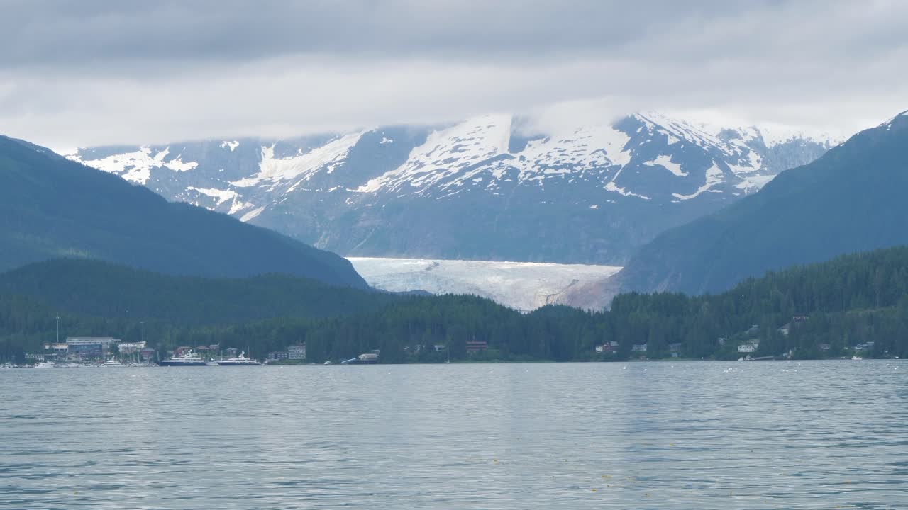 Ghiacciaio Mendenhall e le montagne circostanti coperte da nuvole, Alaska