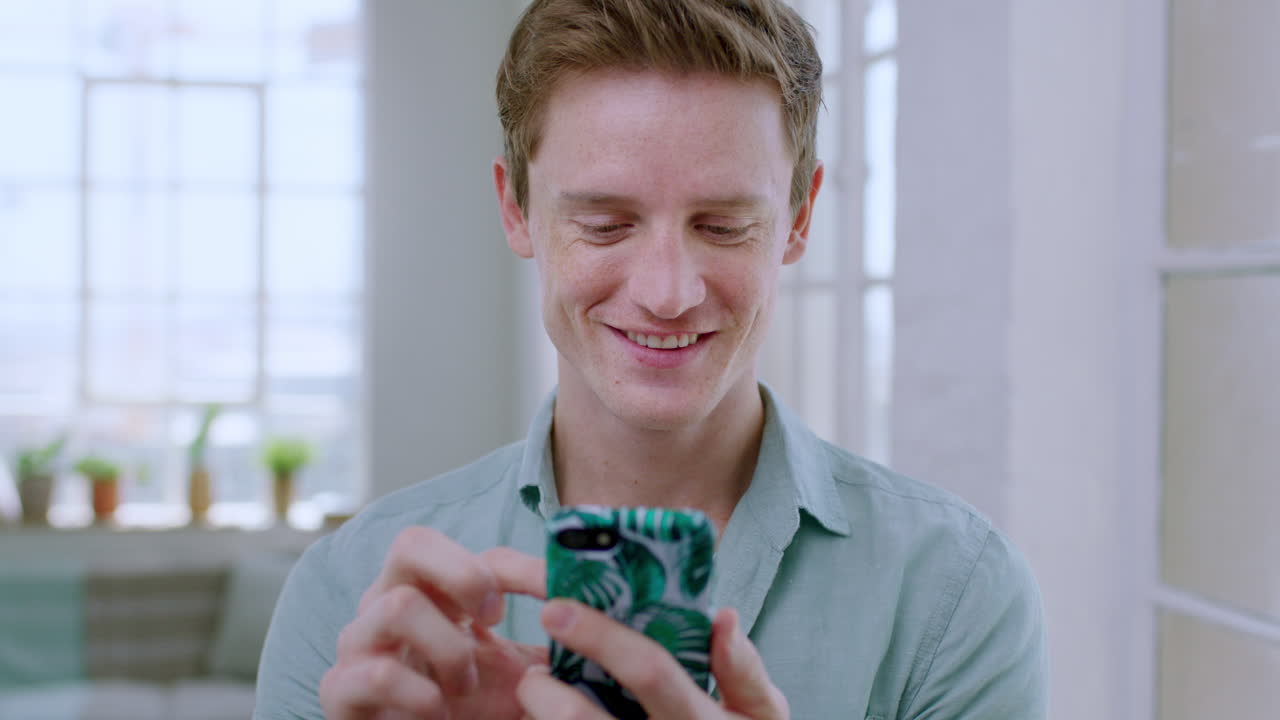 젊은 남자, 스마트폰과 소셜 미디어에 타이핑