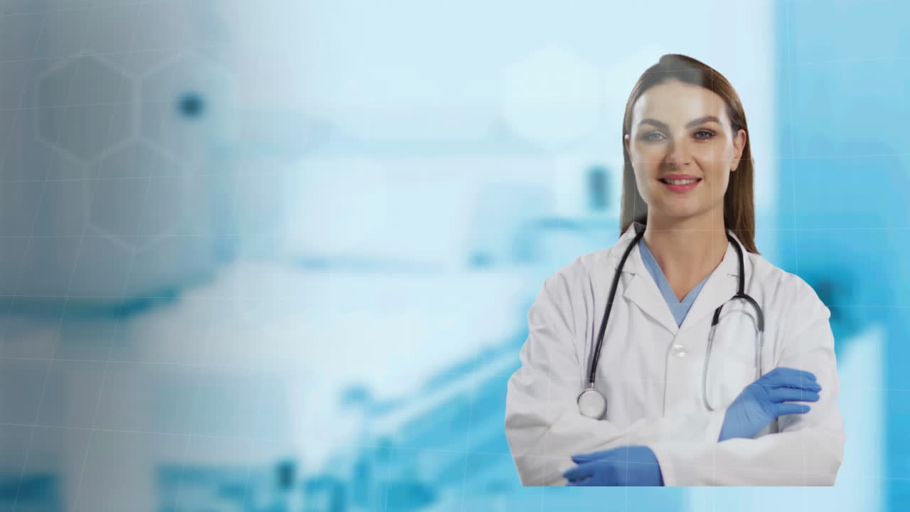 retrato de una doctora sonriendo contra un hospital en el fondo