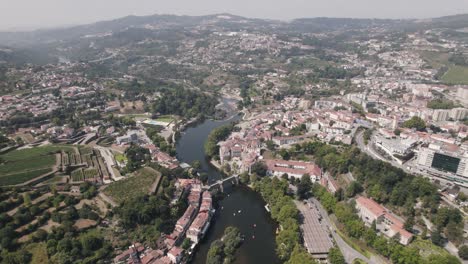 paisaje urbano de amarante a orillas del río tamega