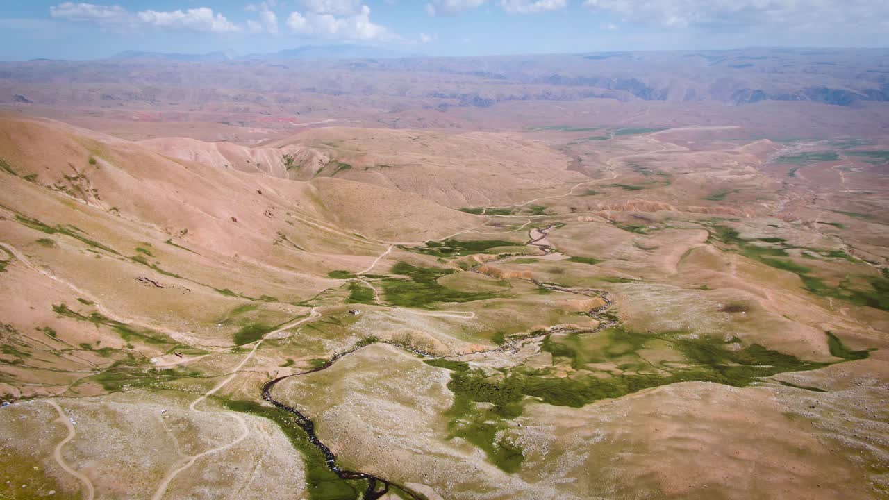 hermoso paisaje del valle de fergana cerca de la frontera de uzbekistán en asia central en un día soleado