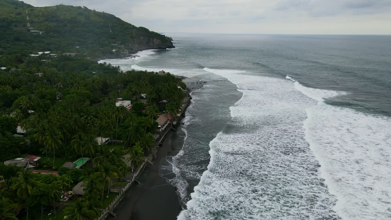vista aérea que avanza, vista panorámica de la costa en la playa bitcoin en el salvador, méxico, montaña y cielo azul en el fondo