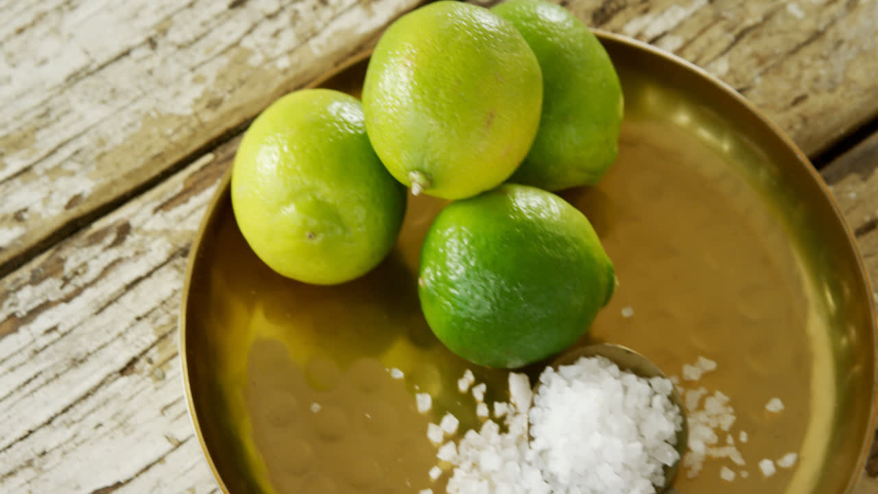 소금과 라임을 접시 4k에 넣으십시오.