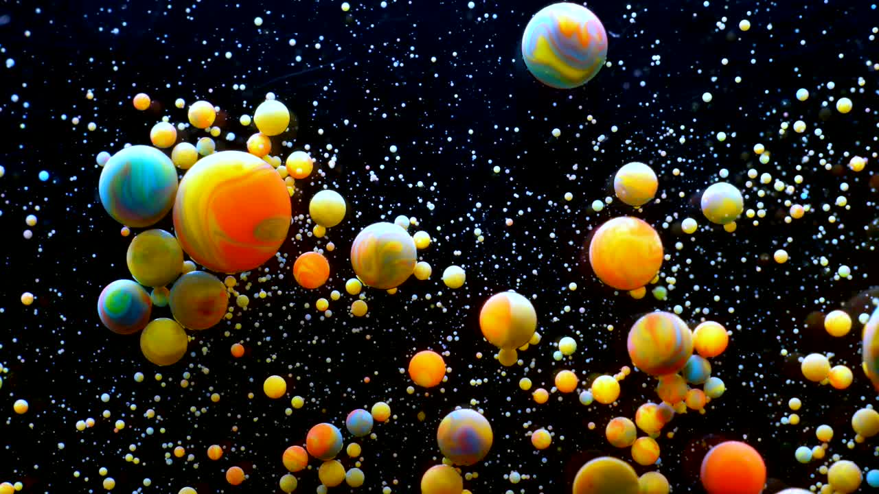 느린 움직임 밝은 색상 거품 기름 아름다운 페인트 표면 우주 색 움직이는 다채로운 클로즈업 아크릴 페인트 환상적인 표면 추상적인 다채로운 페인트 환상의 구조 다채로운 거품