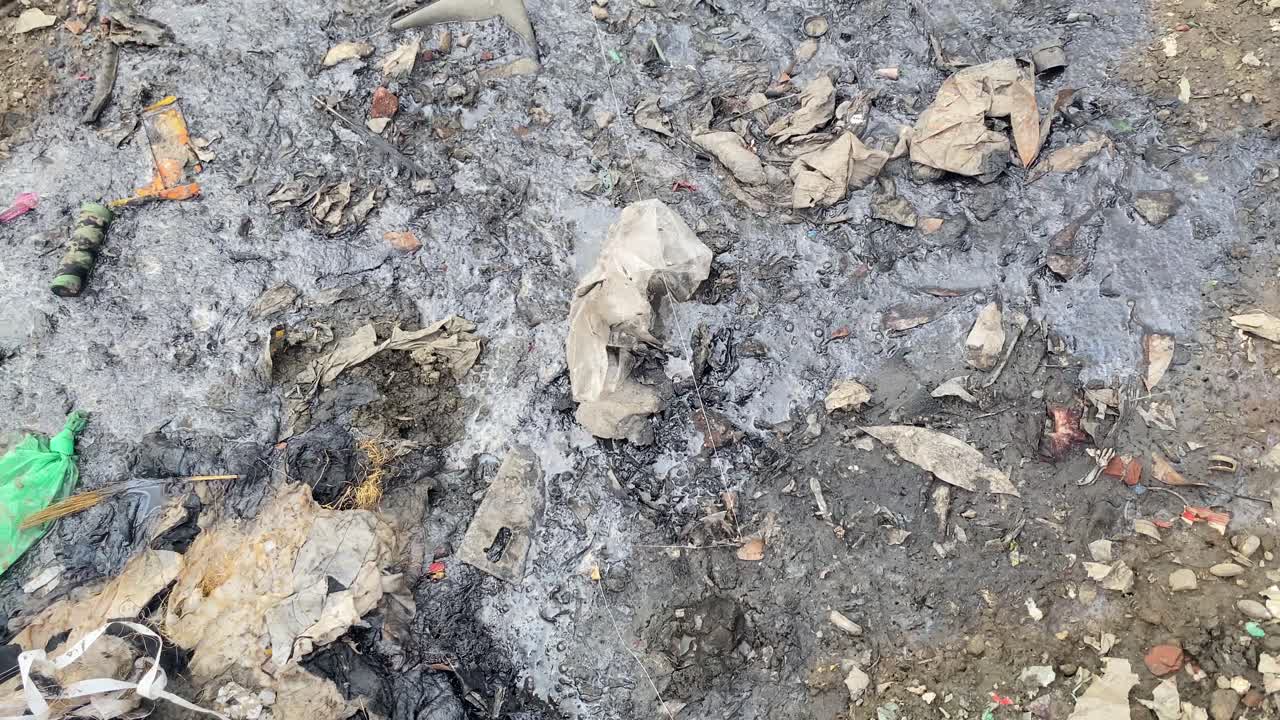 загрязнение речной воды канализацией токсичного химического завода