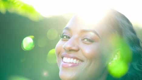 retrato de una mujer negra sonriente al aire libre