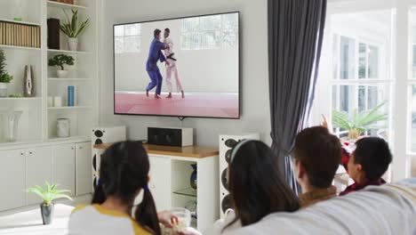 Zusammenstellung-Einer-Glücklichen-Familie,-Die-Zu-Hause-Zusammen-Sitzt-Und-Sich-Ein-Judo-Match-Im-Fernsehen-Ansieht