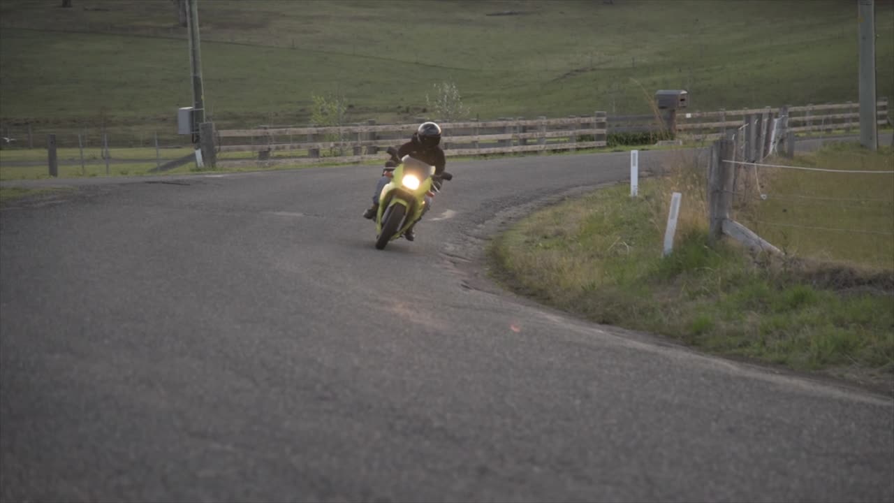 Un giovane e la sua motocicletta