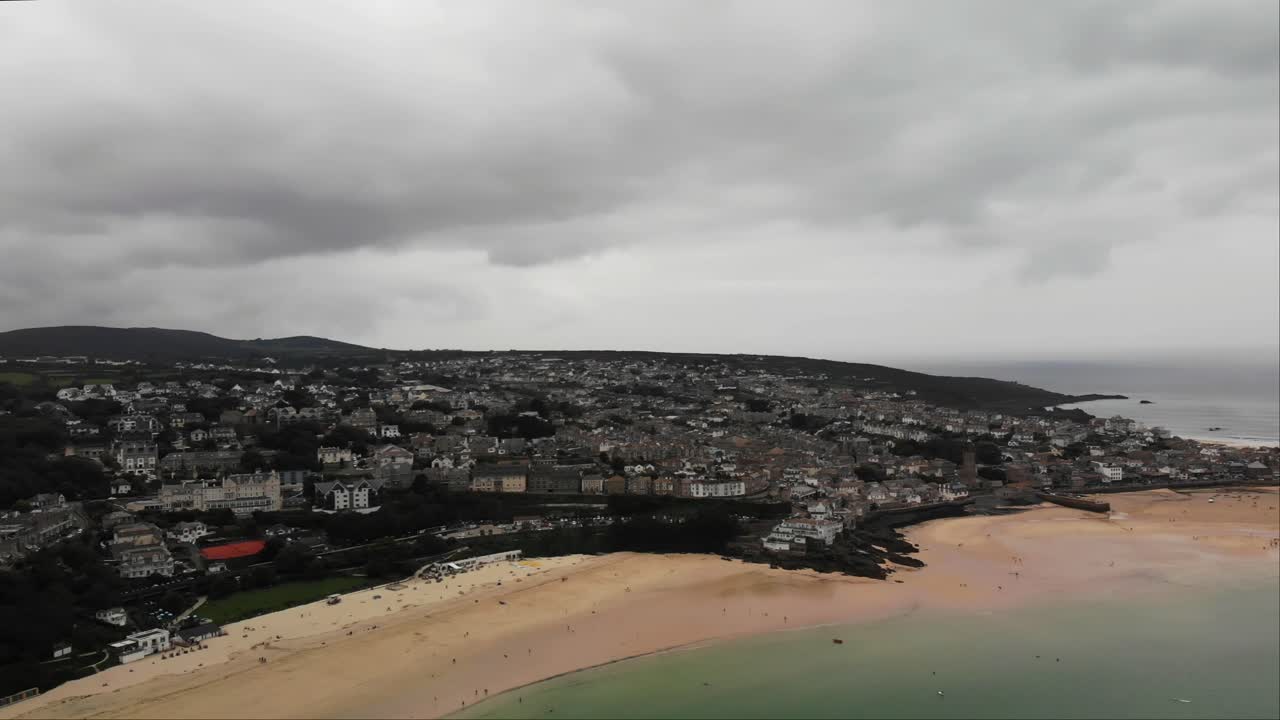 toma panorámica aérea izquierda de la playa y el puerto de st ives en cornualles en un día nublado