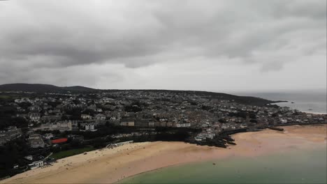 Toma-Panorámica-Aérea-Izquierda-De-La-Playa-Y-El-Puerto-De-St-Ives-En-Cornualles-En-Un-Día-Nublado