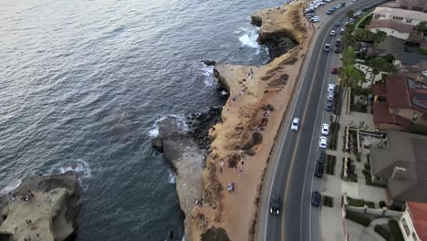 Antena-De-Los-Acantilados-De-La-Puesta-Del-Sol,-Las-Olas-Ruedan-Hacia-La-Costa-Costera,-San-Diego