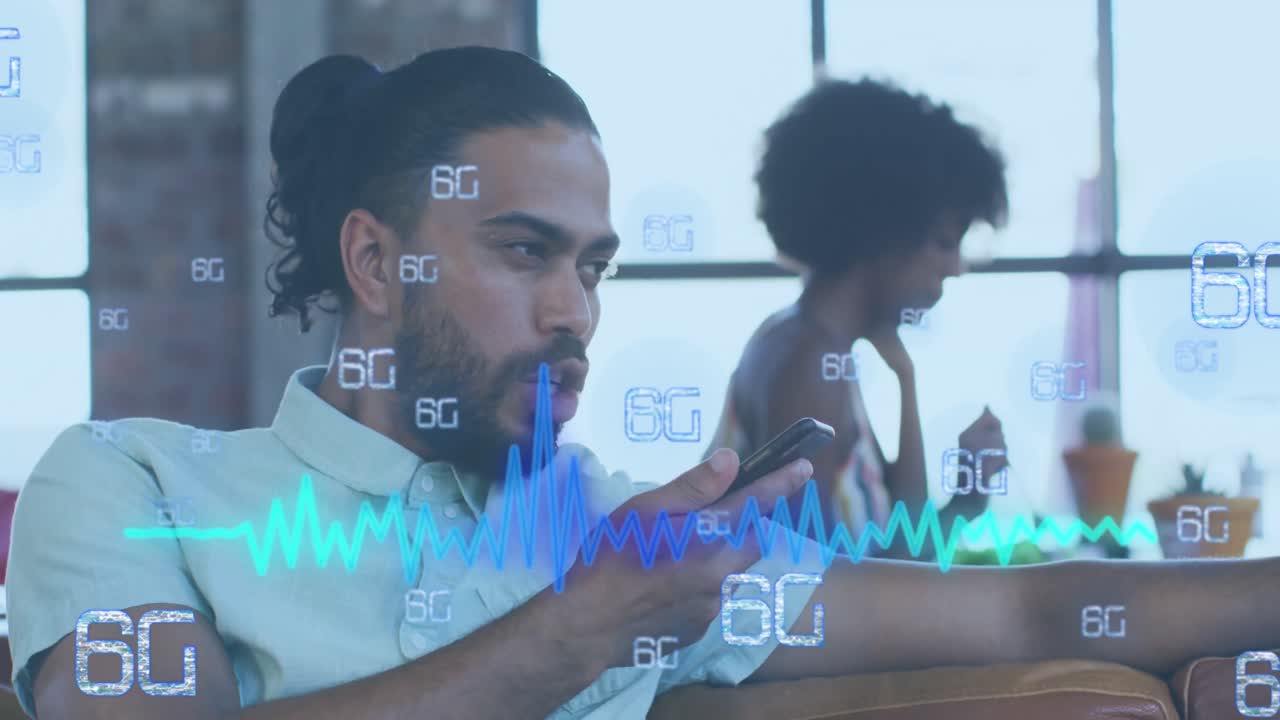 animación de texto y procesamiento de datos 6g sobre hombre diverso usando teléfono inteligente.