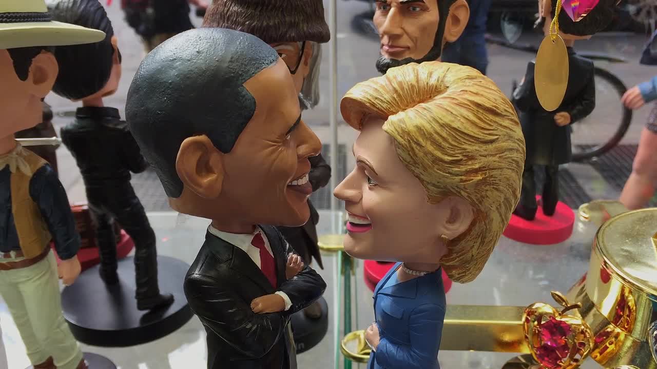 cabezones políticos barack y hillary discutiendo en un
