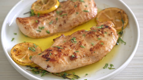 pollo a la parrilla con mantequilla, limón y ajo