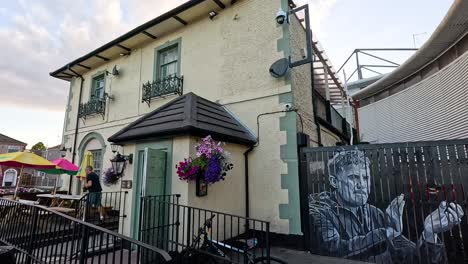 mural de 'el jefe' en la pared del restaurante