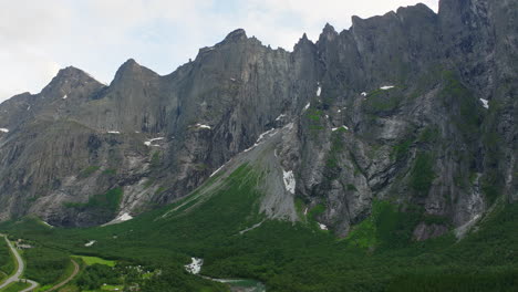 Muro-De-Trolls,-El-Muro-De-Roca-Más-Alto-De-Europa-En-Los-Pintorescos-Alpes-De-Romsdal,-Noruega