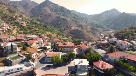 Imágenes-Aéreas-De-Drones-De-Farmakas,-Nicosia,-Chipre,-Aldea-Rural-Tradicional-En-La-Cima-De-Una-Colina